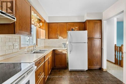 3949 Vineyard Crescent, Lincoln, ON - Indoor Photo Showing Kitchen With Double Sink