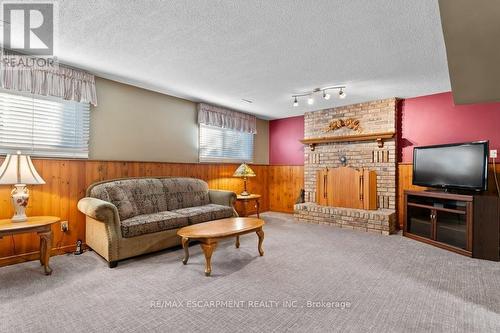 3949 Vineyard Crescent, Lincoln, ON - Indoor Photo Showing Living Room With Fireplace