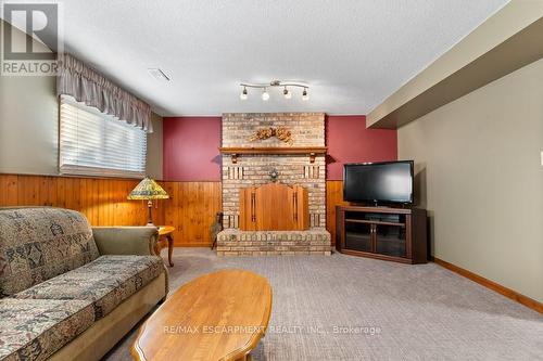 3949 Vineyard Crescent, Lincoln, ON - Indoor Photo Showing Living Room