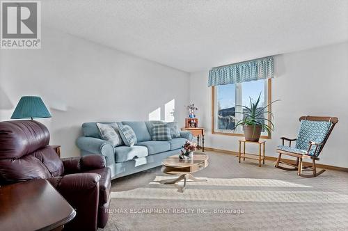 3949 Vineyard Crescent, Lincoln, ON - Indoor Photo Showing Living Room