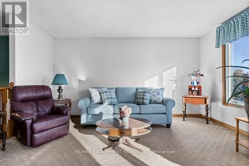 3949 Vineyard Crescent, Lincoln, ON - Indoor Photo Showing Living Room