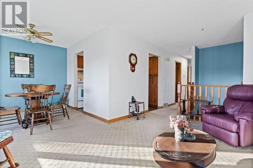 3949 Vineyard Crescent, Lincoln, ON - Indoor Photo Showing Living Room