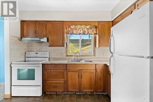 3949 Vineyard Crescent, Lincoln, ON - Indoor Photo Showing Kitchen With Double Sink