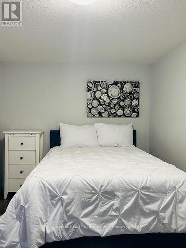 64 - 6705 Cropp Street, Niagara Falls, ON - Indoor Photo Showing Bedroom