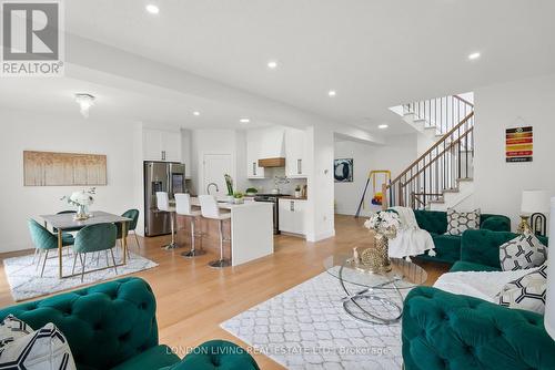 1555 Bob Schram Way, London, ON - Indoor Photo Showing Living Room