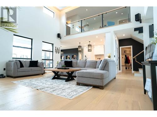 10927 114 Avenue, Fort St. John, BC - Indoor Photo Showing Living Room