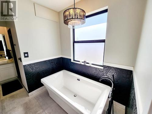 10927 114 Avenue, Fort St. John, BC - Indoor Photo Showing Bathroom