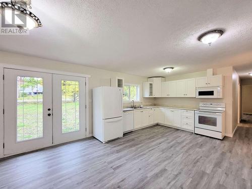 9422 W Sykes Road, Prince George, BC - Indoor Photo Showing Kitchen