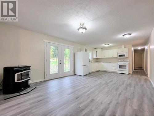 9422 W Sykes Road, Prince George, BC - Indoor Photo Showing Kitchen