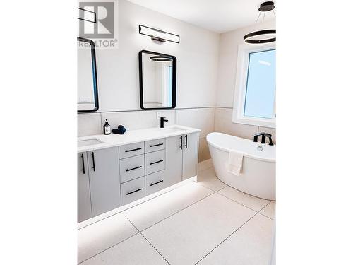 2467 Rowe Street, Prince George, BC - Indoor Photo Showing Bathroom