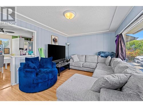 2391 Tranquille Road, Kamloops, BC - Indoor Photo Showing Living Room