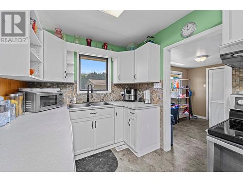 2391 Tranquille Road, Kamloops, BC - Indoor Photo Showing Kitchen With Double Sink