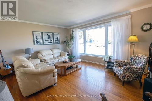 35 Anne Street, Quinte West, ON - Indoor Photo Showing Living Room