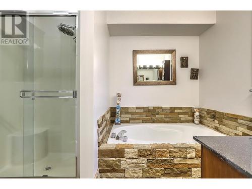 30 Lambert Place, Coldstream, BC - Indoor Photo Showing Bathroom