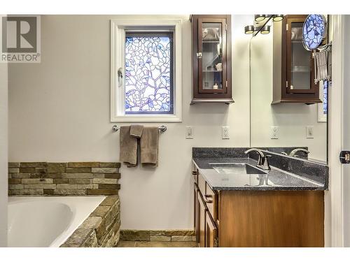 30 Lambert Place, Coldstream, BC - Indoor Photo Showing Bathroom