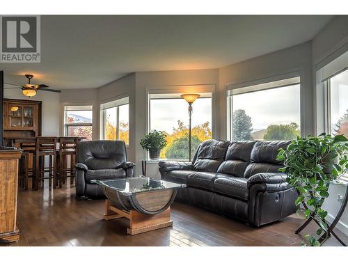 30 Lambert Place, Coldstream, BC - Indoor Photo Showing Living Room