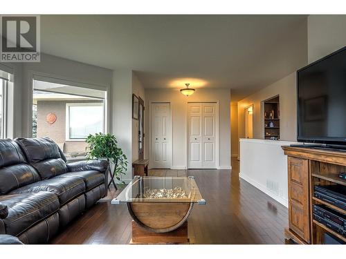 30 Lambert Place, Coldstream, BC - Indoor Photo Showing Living Room