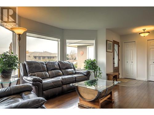 30 Lambert Place, Coldstream, BC - Indoor Photo Showing Living Room