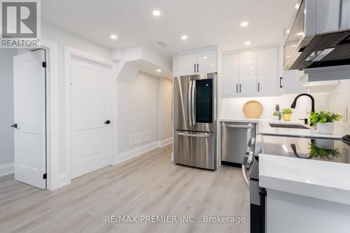 30 Prady Lane, New Tecumseth, ON - Indoor Photo Showing Kitchen With Upgraded Kitchen