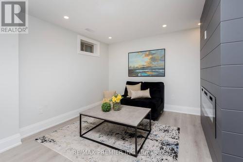 30 Prady Lane, New Tecumseth, ON - Indoor Photo Showing Living Room