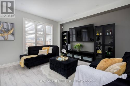 30 Prady Lane, New Tecumseth, ON - Indoor Photo Showing Living Room