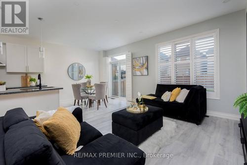 30 Prady Lane, New Tecumseth, ON - Indoor Photo Showing Living Room