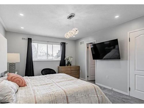 18 Preston Ave, New Tecumseth, ON - Indoor Photo Showing Bedroom