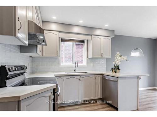 18 Preston Ave, New Tecumseth, ON - Indoor Photo Showing Kitchen With Upgraded Kitchen