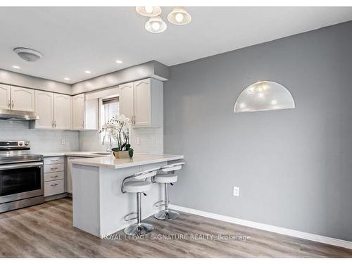 18 Preston Ave, New Tecumseth, ON - Indoor Photo Showing Kitchen With Upgraded Kitchen