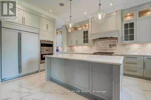 2429 Applewood Drive, Oakville, ON - Indoor Photo Showing Kitchen With Upgraded Kitchen