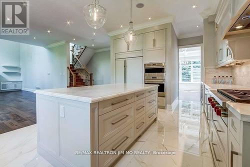 2429 Applewood Drive, Oakville, ON - Indoor Photo Showing Kitchen With Upgraded Kitchen