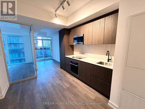 708 - 127 Broadway Avenue, Toronto, ON - Indoor Photo Showing Kitchen