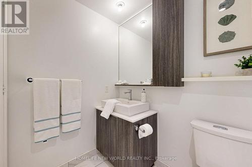 401 - 110 Marine Parade Drive, Toronto, ON - Indoor Photo Showing Bathroom