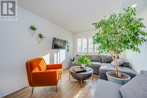 316 - 211 Randolph Road, Toronto, ON - Indoor Photo Showing Living Room