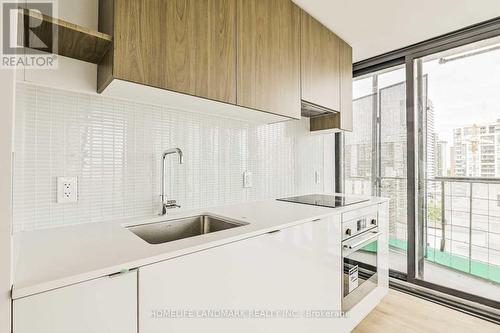 1005 - 161 Roehampton Avenue, Toronto, ON - Indoor Photo Showing Kitchen