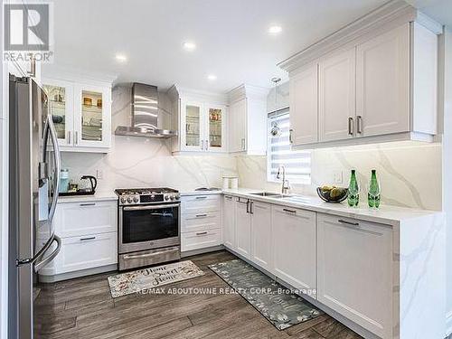 5312 Fallingbrook Drive, Mississauga, ON - Indoor Photo Showing Kitchen With Double Sink With Upgraded Kitchen