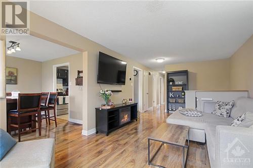 410 Ferrill Crescent, Carleton Place, ON - Indoor Photo Showing Living Room