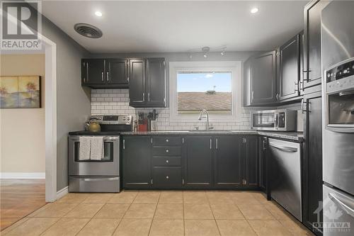 410 Ferrill Crescent, Carleton Place, ON - Indoor Photo Showing Kitchen