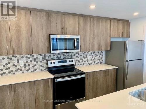 D - 35 Overberg Way, Ottawa, ON - Indoor Photo Showing Kitchen With Stainless Steel Kitchen With Upgraded Kitchen