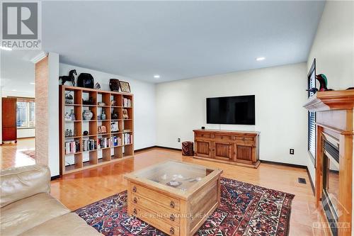 2103 Esprit Drive, Ottawa, ON - Indoor Photo Showing Living Room