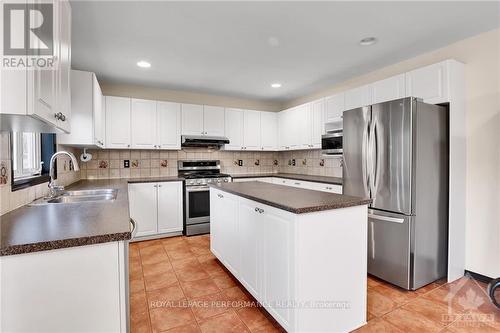 2103 Esprit Drive, Ottawa, ON - Indoor Photo Showing Kitchen With Double Sink