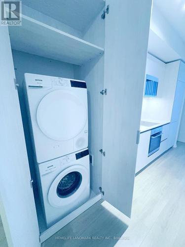 811 - 8 Widmer Street, Toronto, ON - Indoor Photo Showing Laundry Room