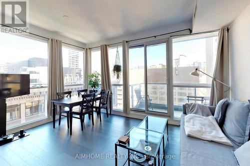 1415 - 70 Temprance Street, Toronto, ON - Indoor Photo Showing Living Room