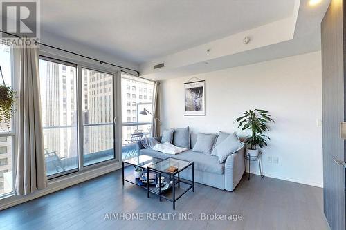 1415 - 70 Temprance Street, Toronto, ON - Indoor Photo Showing Living Room