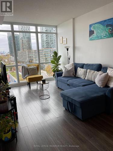 1102 - 15 Fort York Boulevard, Toronto, ON - Indoor Photo Showing Living Room