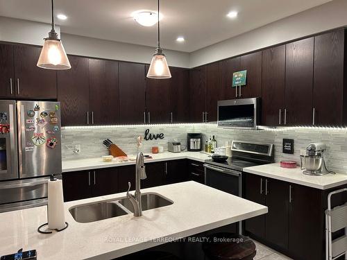 26 Moses Cres, Clarington, ON - Indoor Photo Showing Kitchen With Double Sink With Upgraded Kitchen