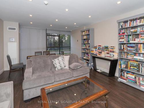 1405-8501 Bayview Ave, Richmond Hill, ON - Indoor Photo Showing Living Room