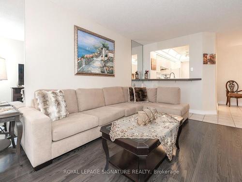 1405-8501 Bayview Ave, Richmond Hill, ON - Indoor Photo Showing Living Room