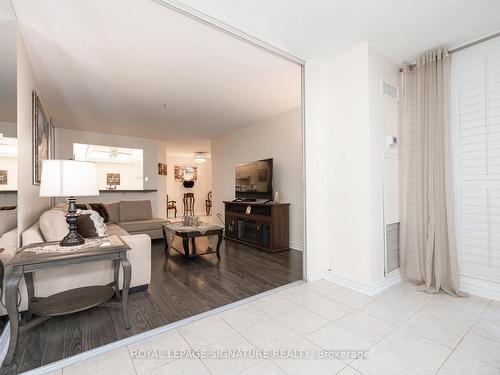 1405-8501 Bayview Ave, Richmond Hill, ON - Indoor Photo Showing Living Room