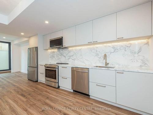 2421 Arbordale Dr, Mississauga, ON - Indoor Photo Showing Kitchen With Stainless Steel Kitchen With Upgraded Kitchen